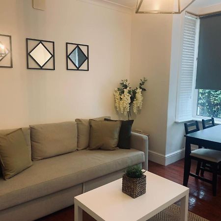 Unique 2 Bedroom Apartment In London/ Excel / Olympic City Close To Central Line Tube Station With Gated Parking Space Exteriör bild