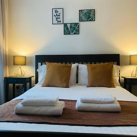 Unique 2 Bedroom Apartment In London/ Excel / Olympic City Close To Central Line Tube Station With Gated Parking Space Exteriör bild