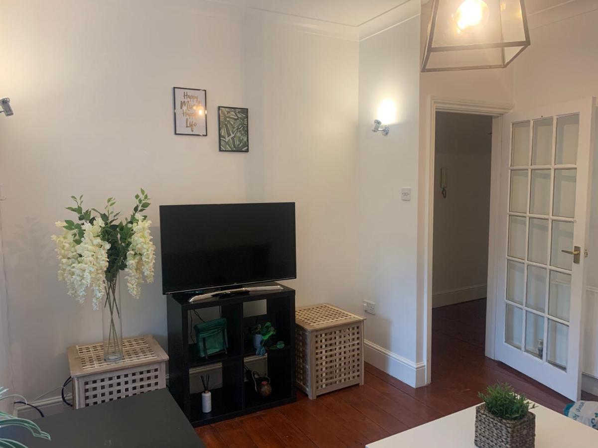 Unique 2 Bedroom Apartment In London/ Excel / Olympic City Close To Central Line Tube Station With Gated Parking Space Exteriör bild