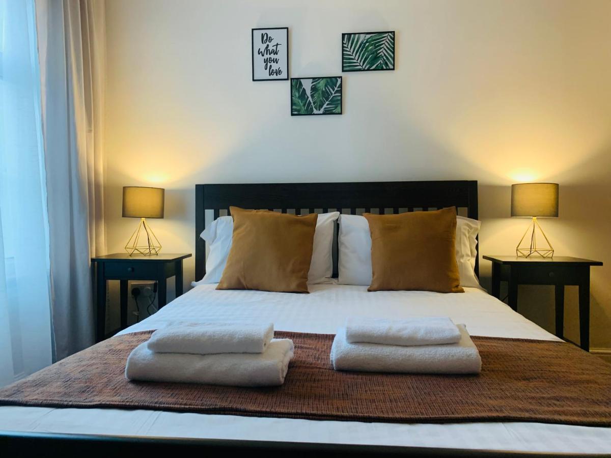 Unique 2 Bedroom Apartment In London/ Excel / Olympic City Close To Central Line Tube Station With Gated Parking Space Exteriör bild