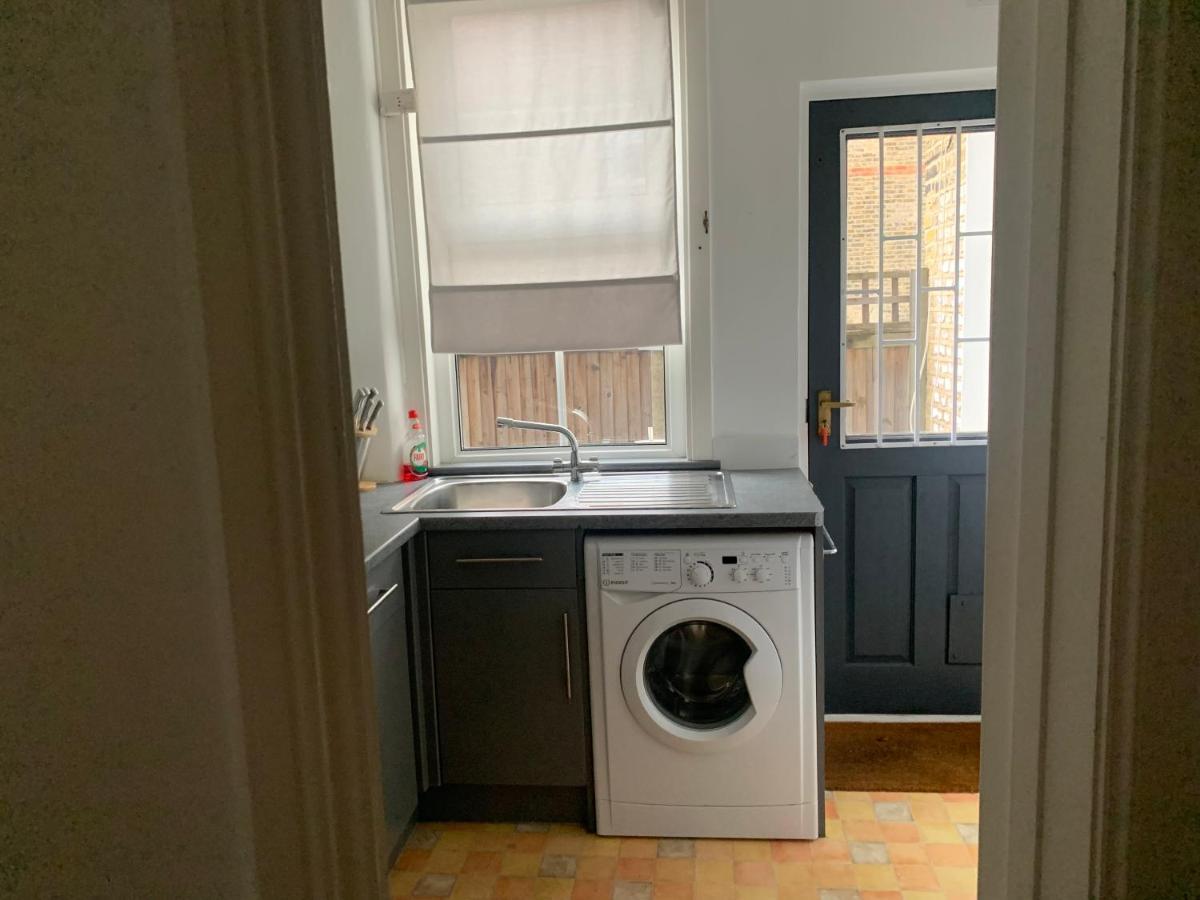 Unique 2 Bedroom Apartment In London/ Excel / Olympic City Close To Central Line Tube Station With Gated Parking Space Exteriör bild